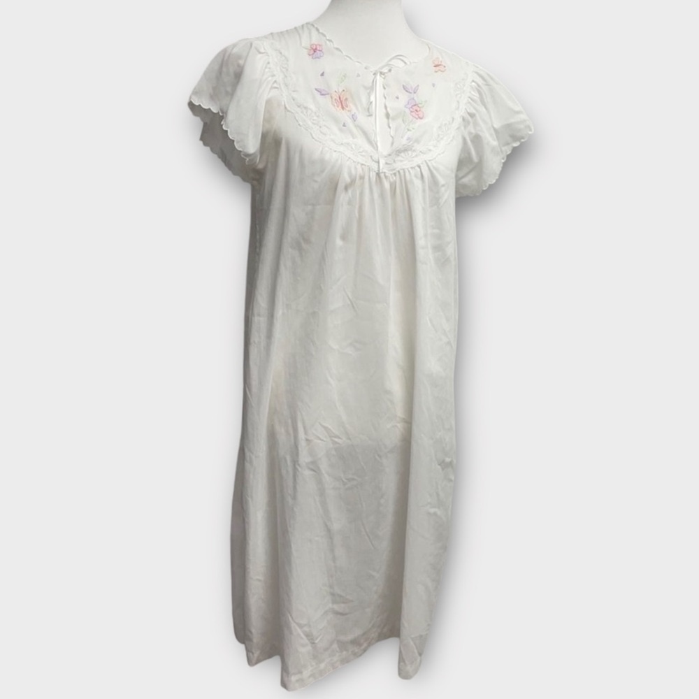 Vintage Barbizon Short-sleeved Nightgown size medium. White floral Lace nightie